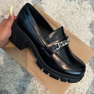 Tinstree Elegant Black Loafers with Chain Accent